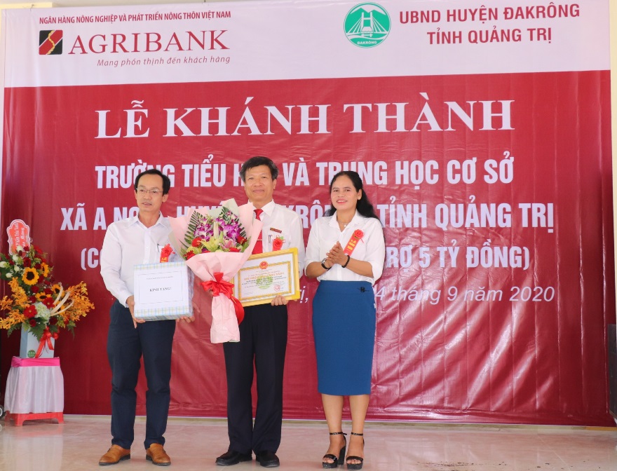 Lễ khánh thành Trường tiểu học và trung học cơ sở A Ngo. Ảnh: Agribank cung cấp