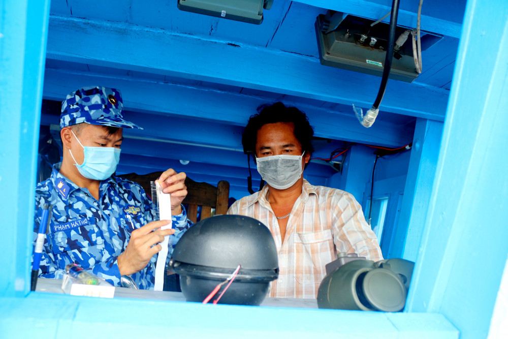 Tổ công tác Cảnh sát biển Vùng 4 tiến hành niêm phong các trang thiết bị trên tàu.