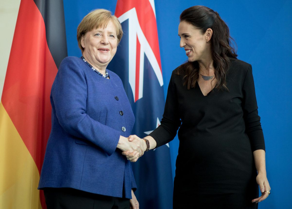 2 nhà nữ lãnh đạo của Đức (trái) và New Zealand (phải) trong một cuộc họp báo chung tổ chức ở Berlin, Đức vào tháng 4/2018 - Ảnh: Kay Nietfeld/dpa