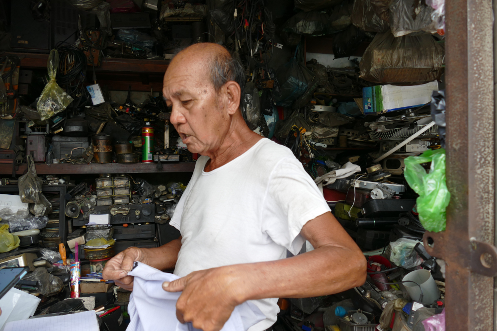 Gắn bó gần nửa thập kỷ với tiệm sửa đồ cổ, ông Trí vẫn giữ trọn đam mê với nghề. Đối với ông, đây là công việc mang lại niềm vui và ý nghĩa lớn lao. Dù đã ở độ tuổi gần đất xa trời nhưng ông Trí vẫn phải gồng gánh để trang trải cuộc sống của gia đình và nuôi thêm người con trai bị bệnh bẩm sinh