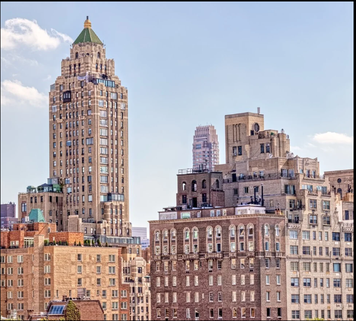 Khách sạn The Carlyle (trái), New York, Mỹ - Ảnh: Shutterstock