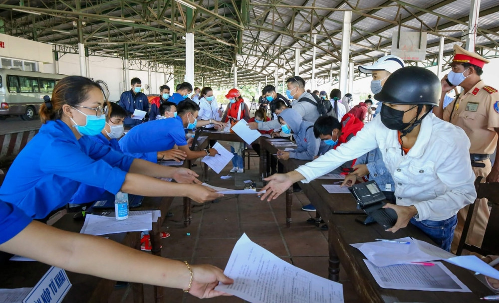  Kiểm tra, kê khai y tế chặt chẽ  trước lúc vào Huế tại thị trấn Lăng Cô ( huyện Phú Lộc, Thừa Thiên-Huế) 