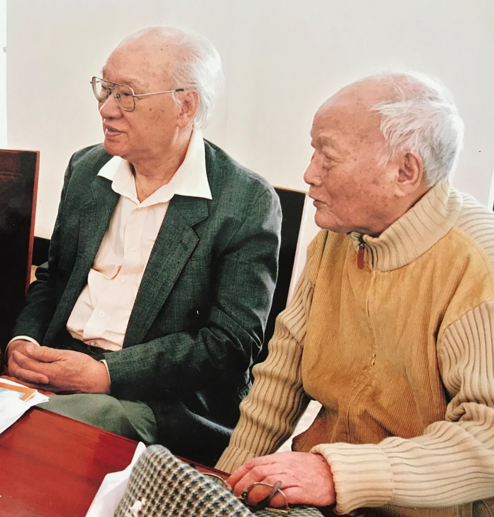 Nhà văn Vũ Tú Nam (bên trái), nhà văn Tô Hoài trong một cuộc họp về văn học thiếu nhi tại Hà Nội tháng 3/2008. Giờ, cả hai ông đều là người thiên cổ - Ảnh: tác giả cung cấp