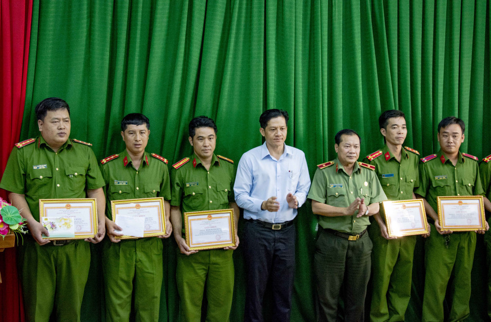 Thiếu tướng Nguyễn Văn Thuận, Giám đốc công an TP Cần Thơ và ông Huỳnh Trung Trứ, Chủ tịch UBND quận Ninh Kiều trao Giấy khen của Giám đốc công an TP Cần Thơ cho 6 cá nhân ban chuyên án.