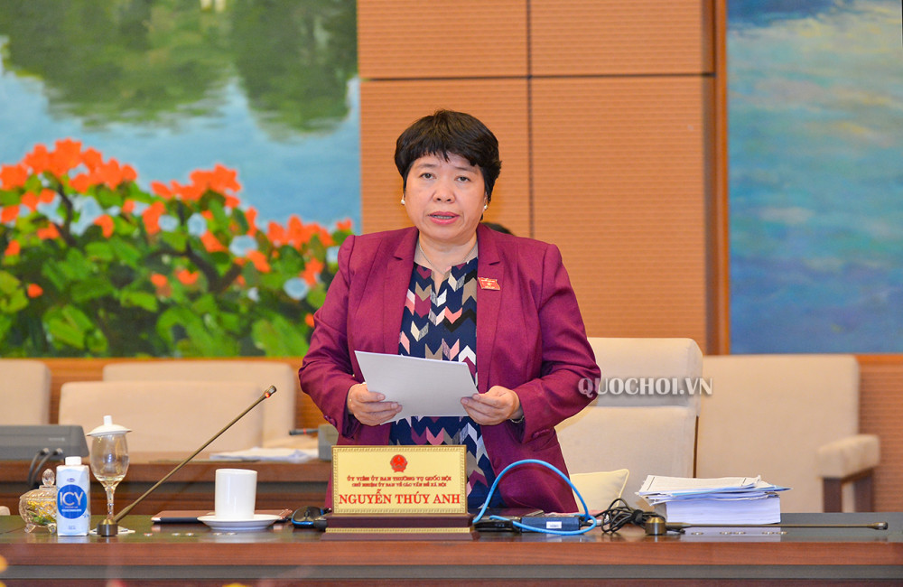 Chủ nhiệm Ủy ban Về các vấn đề xã hội của Quốc hội Nguyễn Thúy Anh trình bày Báo cáo thẩm tra sơ bộ Dự án Luật Phòng, chống ma túy (sửa đổi).    