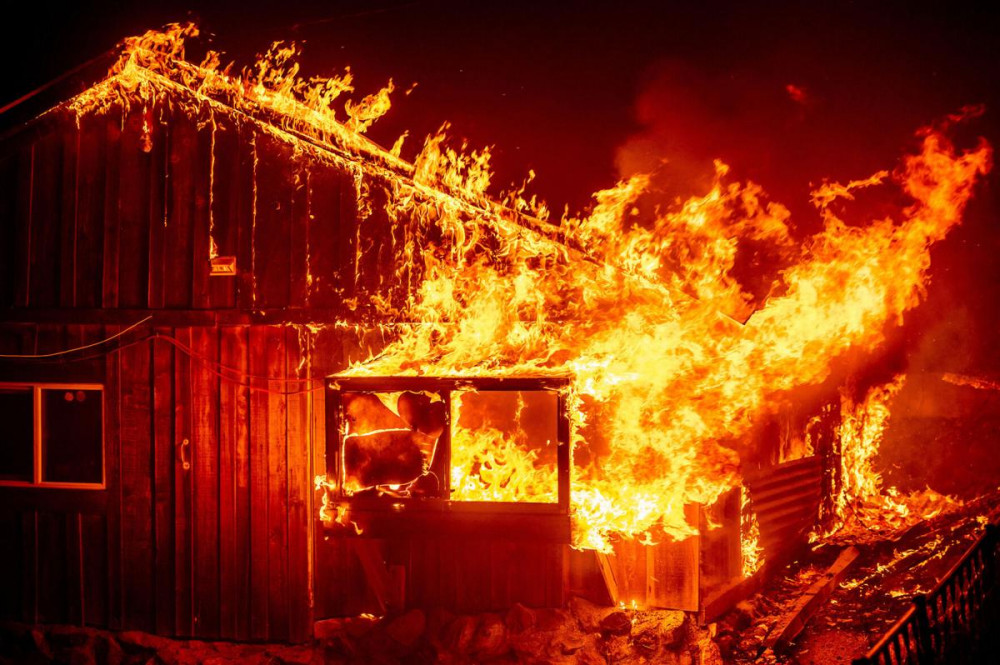 Cháy rừng thiệu rụi hàng trăm ngội nhà tại bang Oregon.