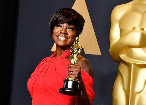 Viola Davis từng phải chịu những ánh nhìn dè bĩu, đối xử bất công trong quá trình làm nghề tại Hollywood chỉ vì màu da. Năm 2017, cô nhận giải Nữ diễn viên phụ xuất sắc sau nhiều năm cống hiến cho điện ảnh.