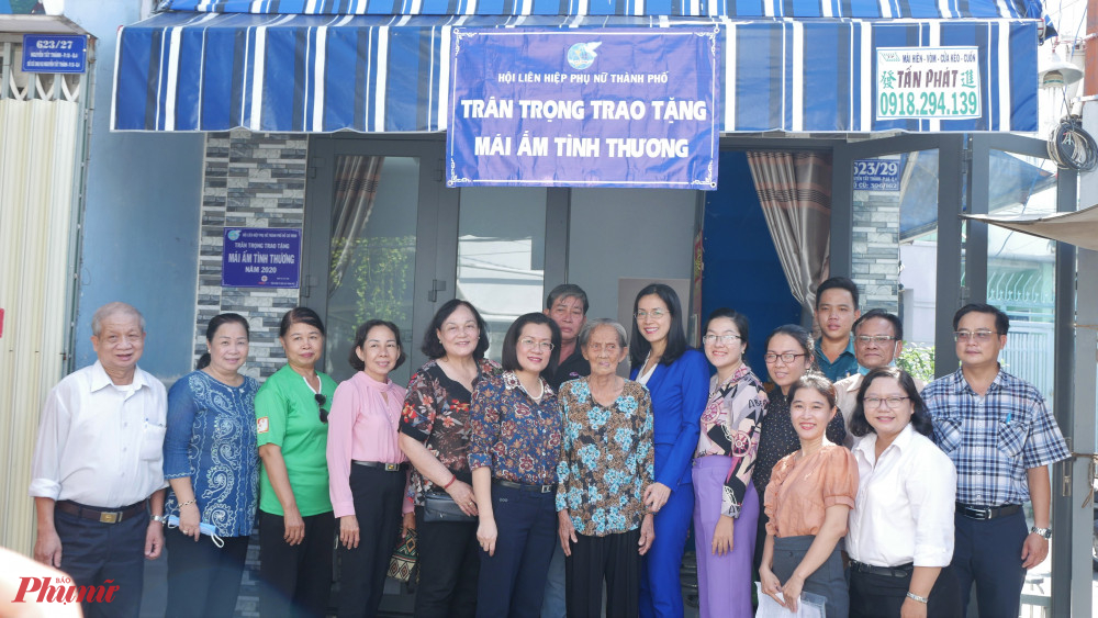 Hội LHPN TPHCM tra tặng Mái ấm tình thương cho bà Kim, phường 18, quận 4. 