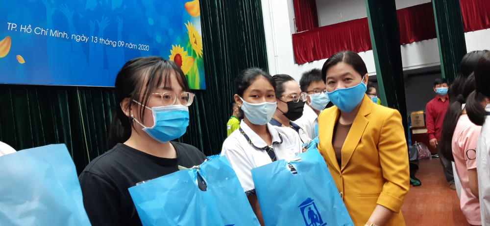 Bà Nguyễn Trần Phượng Trân trao học bổng cho học sinh khó khăn sáng 13/9 trong chương trình “Tiếp sức vượt khó” của Hội Phụ nữ từ thiện TP.HCM 