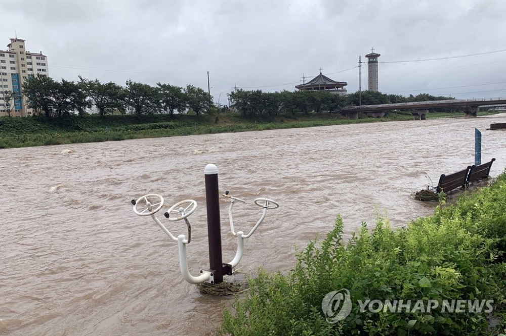 Hàn Quốc thiệt hại kinh tế nặng nề do mưa bão.