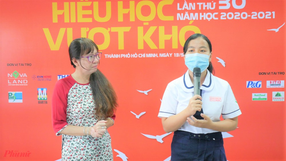 Nữ sinh Hải Yến gửi lời cảm ơn đến Báo Phụ Nữ TPHCM và các đơn vị tài trợ