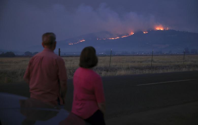 Người dân địa phương nhìn khói lửa từ vụ cháy trên ngọn đồi Medford, Oregon