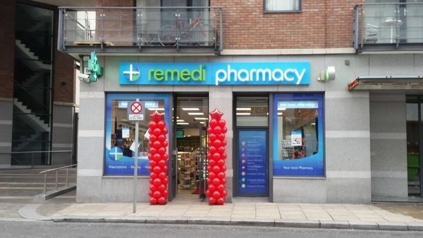 Clodagh đang làm việc tại tiệm thuốc Remedi Pharmacy - Ảnh: Dublin Live WS)