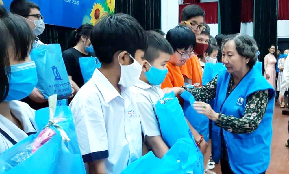 Bà Đoàn Lê Hương - Chủ tịch Hội Phụ nữ Từ thiện TP.HCM trao học bổng và quà cho các em học sinh