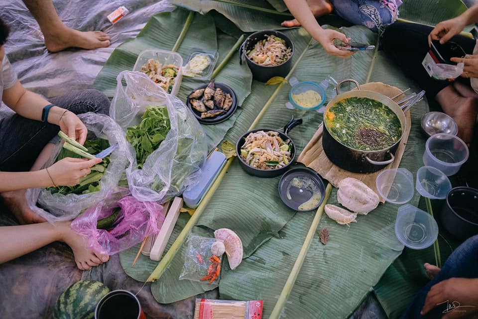 Nếu bạn thích có không gian riêng tư, bạn có thể chọn không đi cùng hướng dẫn viên và tự mình chuẩn bị sẵn thức ăn cắm trại và khám phá Suối Cao.