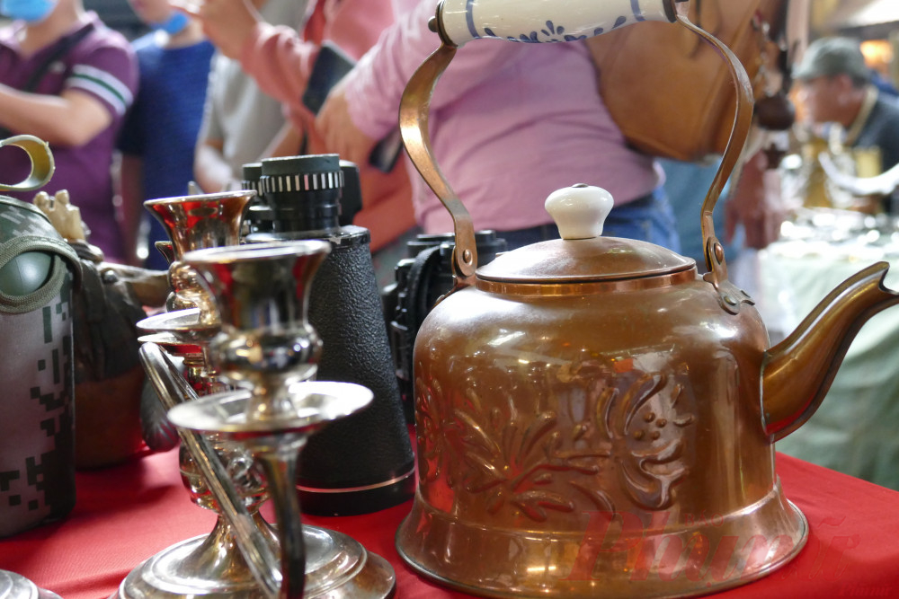 Chợ đồ cổ Cao Minh là nơi kết nối những người có chung niềm đam mê với đồ cổ. Đến đây, ngoài việc trao đổi mua bán, người dân còn được nhâm nhi những tách cà phê ngay trong khuôn viên chợ.