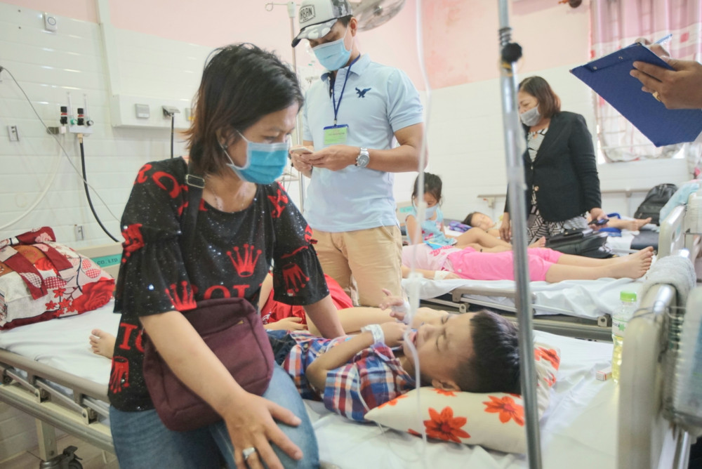 Các em học sinh nghi ngộ độc đang được điều trị tại Bệnh viện Quận 2.