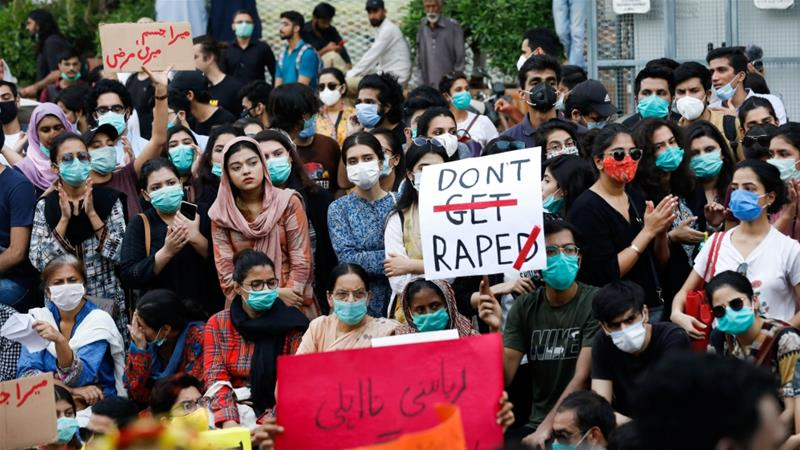 Hàng trăm phụ nữ đã xuống đường trên khắp các thành phố Pakistan cuối tuần qua để phản đối vụ cưỡng hiếp trên đường cao tốc - Ảnh: Reuters