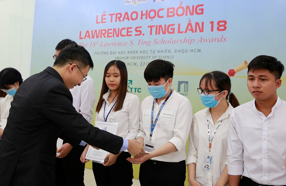 Ngày 27/8, 13 bạn sinh viên Trường đại học Khoa học tự nhiên TP.HCM được trao tặng học bổng Lawrence S. Ting. Ảnh: PMH