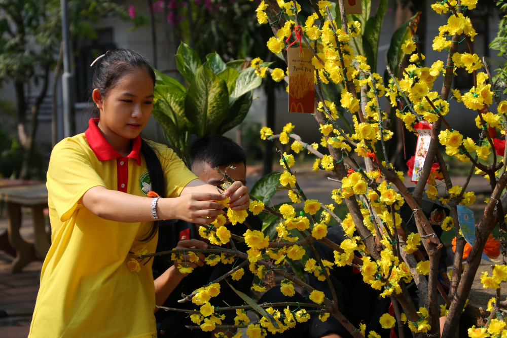 Sinh viên tham trang trí không gian Viện dưỡng lão Thị Nghè, Bình Thanh trước dịp Tết Canh Tý 2020.