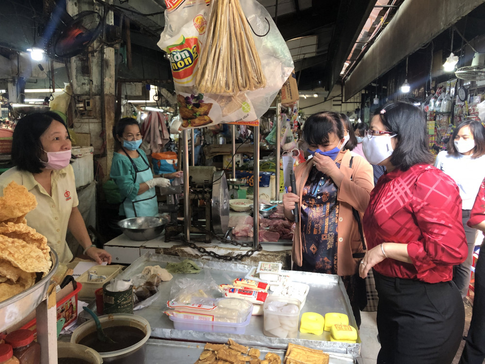 Các mặt hàng chay này cũng không có hoá đơn xuất xứ sản phẩm. Tiểu thương cho biết hàng vừa mới lấy về và thường bán hết ngay trong ngày. (Ảnh: Thanh Huyền).