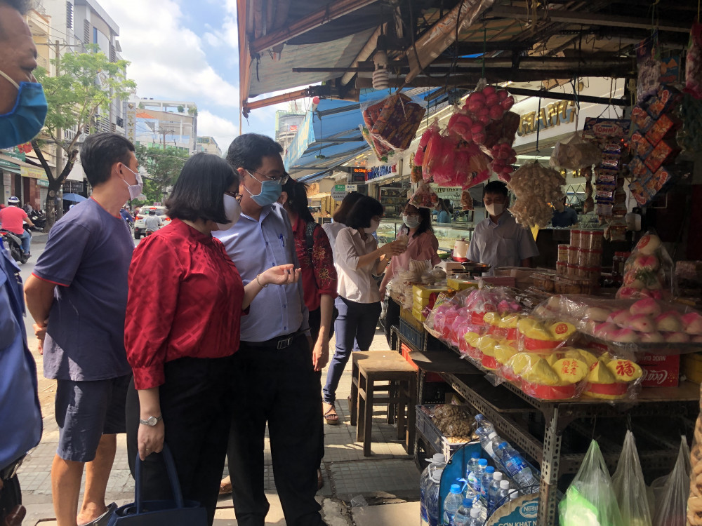 Đa số các tiểu thương bán các mặt hàng bánh chái, đồ chay rất tự tin về nguồn hàng nhưng lại không có hoá đơn chứng minh xuất xứ sản phẩm.