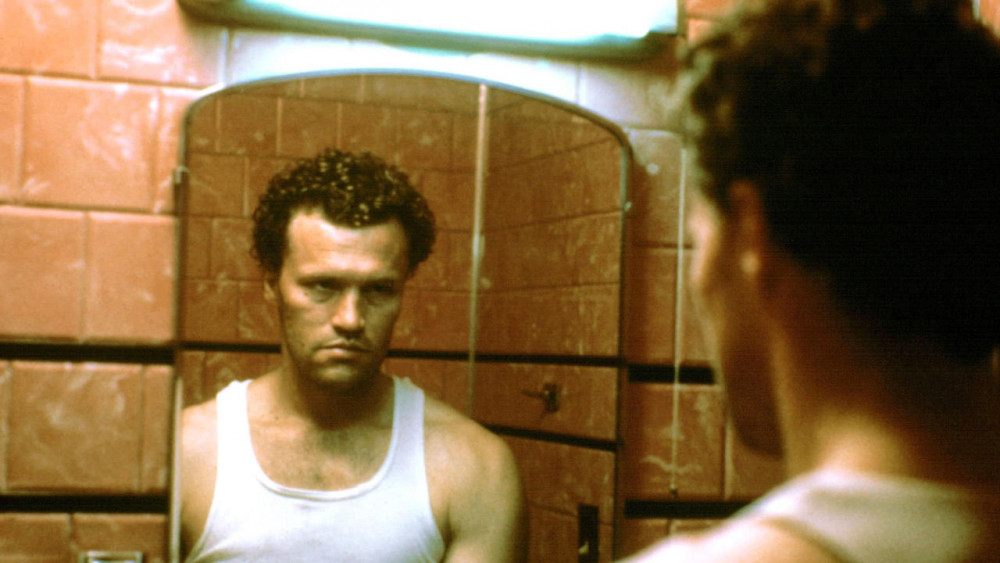 Michael Rooker phim Henry: Portrait of a serial killer khiến khán giả sợ khiếp vía vì nhập vai quá thành công.