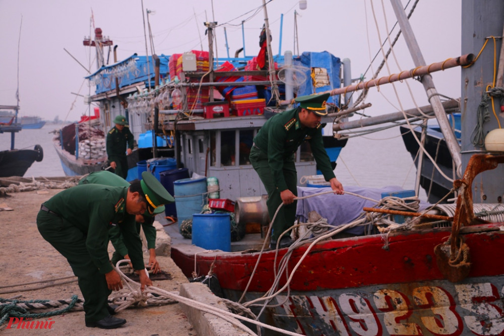 Nhiều tàu thuyển khi nghe thông tin bão sẽ đổ bộ vào Huế đã đưa thuyền vào Khsu neo đậu tại xã Phú Thuận ( huyện Phú Vang) để trú bão