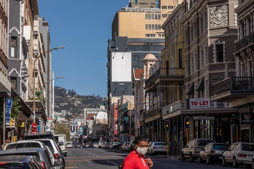 Đường phố ở Cape Town, Nam Phi, trong những ngày đại dịch - Ảnh: Bloomberg