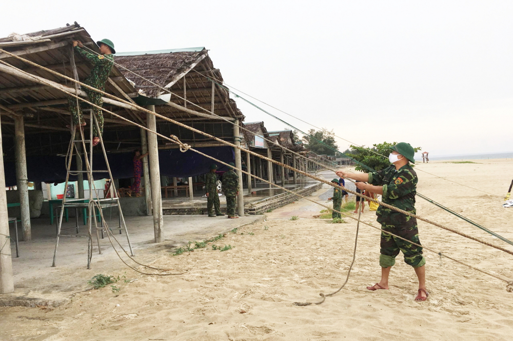 Bộ đội giúp dân chèn chống nhà cửa để chống bão - Ảnh: Thuận Hóa