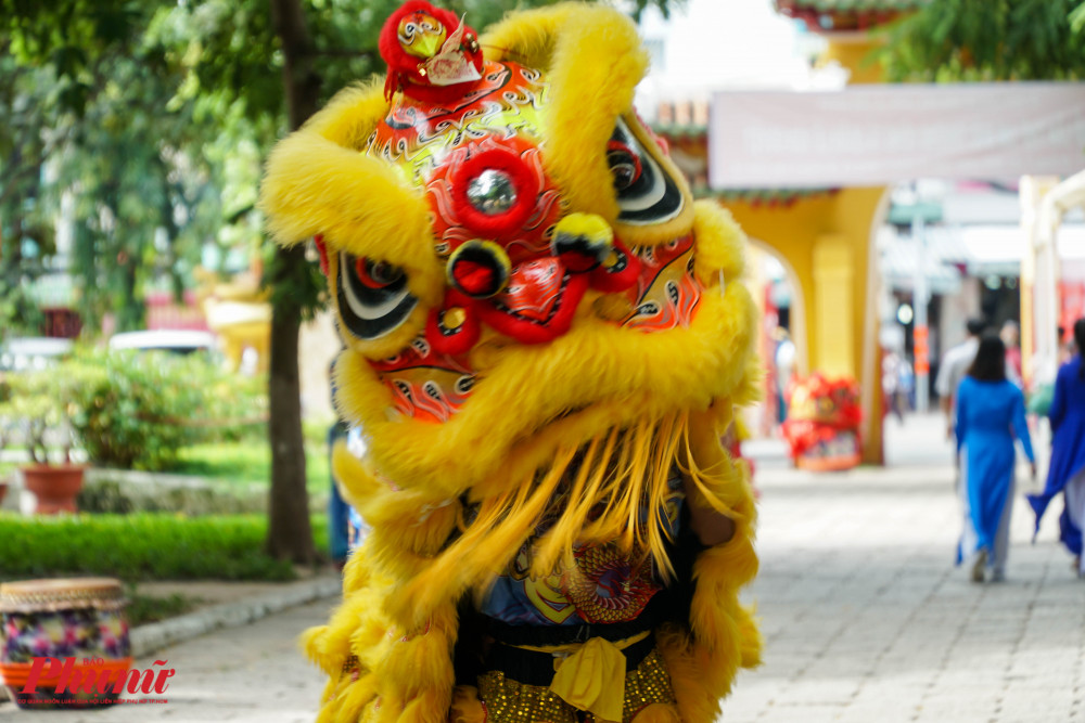 Múa lân, một trong những nghi thức chào mừng quen thuộc trong văn hoá người Việt cũng được tổ chức ngay từ cổng ra vào của lăng, mặt đường Vũ Tùng. 