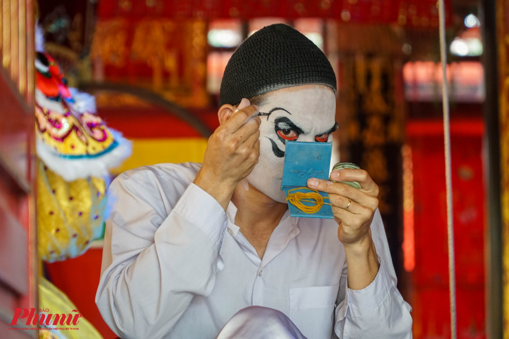Nghệ sĩ Thanh Bình trang điểm gương mặt của tuyến nhân vật phản diện 