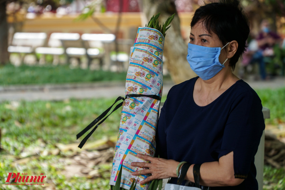 Bà Huệ (60 tuổi, Q.3) cũng tranh thủ dậy sớm đi chợ mua hoa quả, trái cây để đến cúng giỗ. Bà vẫn giữ thói quen đến đây hằng năm vào ngày 1/8 âm lịch. Vẫn như mọi năm, bà vẫn cầu cho gia đình bình an, mạnh khoẻ. Hai vợ chồng bà vui mừng khi nghe tin đoạn đường đã được đặt tên Lê Văn Duyệt trở lại.