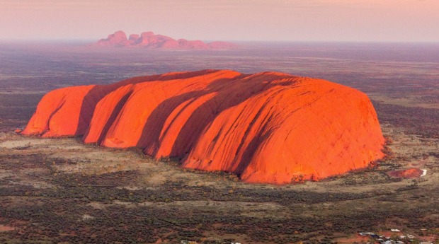 Uluru, một trong những điểm máy bay của hãng Qantas sẽ bay qua