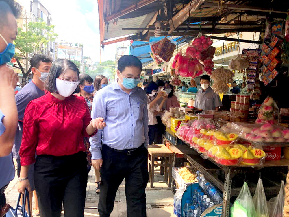 Bà Trần Thị Huyền Thanh - Phó chủ tịch Hội LHPN TP.HCM - dẫn đầu đoàn giám sát về an toàn vệ sinh ở chợ Thiếc (Q.11)