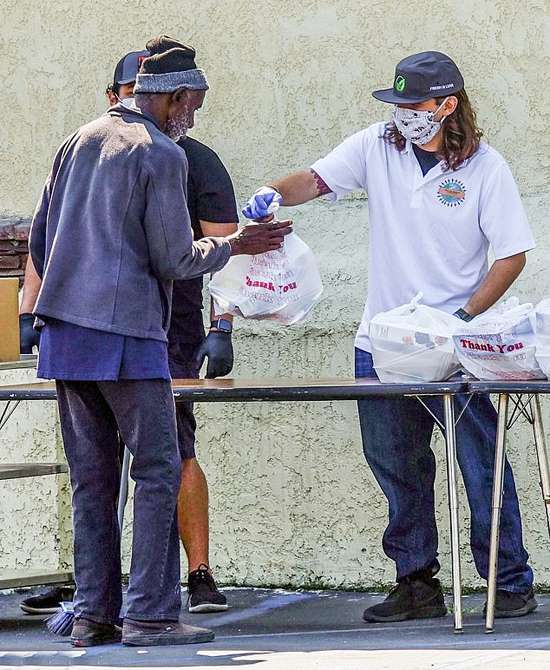 Prince phát thực phẩm cho người vô gia cư cùng tổ thức từ thiện khi đại dịch COVID-19 hoành hành ở Mỹ