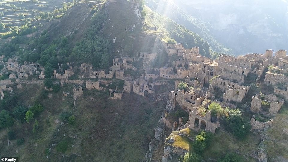 Dagestan nổi tiếng là một trong những nơi nguy hiểm nhất thế giới - nhưng nó cũng rất nổi tiếng nhất là đối với những du khách ưa mạo hiểm. Nơi này có những ngôi làng ma bị bỏ hoang nhưng ngôi làng cổ Gamsutl, Kakhib và Koroda. 