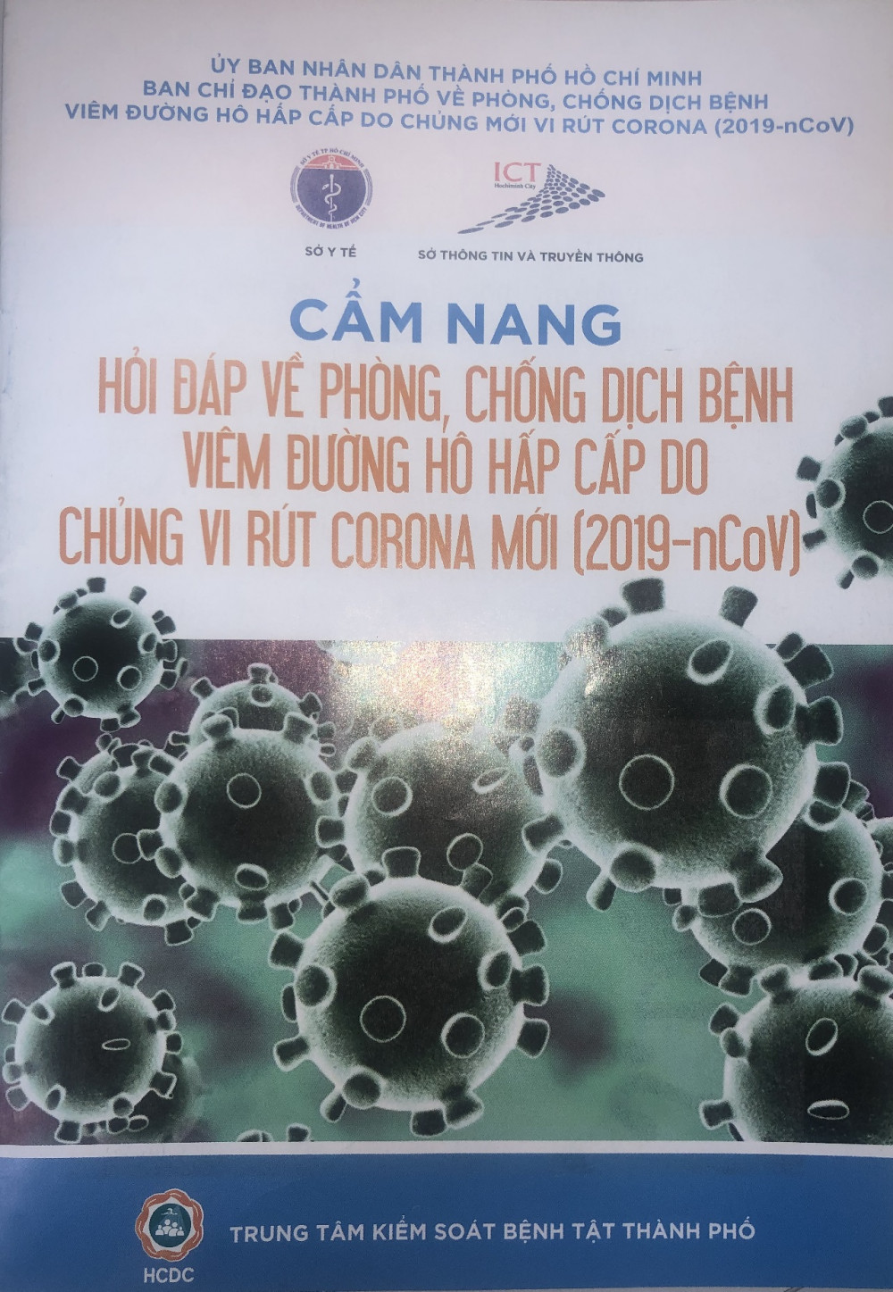 “Cầm nang hỏi đáp về phòng, chổng dịch bệnh viêm dường hô hấp do chủng virut Corona mới (2019-nCoV)” do Sở Thông tin và Truyền thông TPHCM thực hiện in và phát cho người dân trong tháng 2/2020. Ảnh: Quốc Ngọc