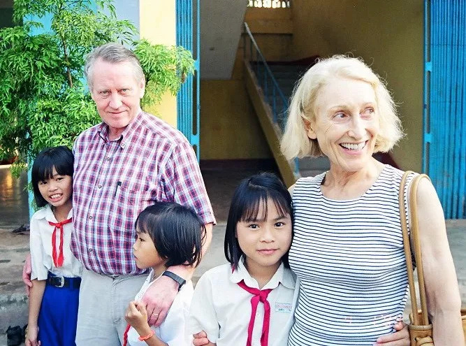 Ông Chuck Feeney cùng vợ trong một chuyến thăm tại Làng Trẻ em Hy Vọng (Đà Nẵng, Việt Nam) và kiểm tra các dự án sử dụng nguồn ngân sách do ông tài trợ - Ảnh tư liệu