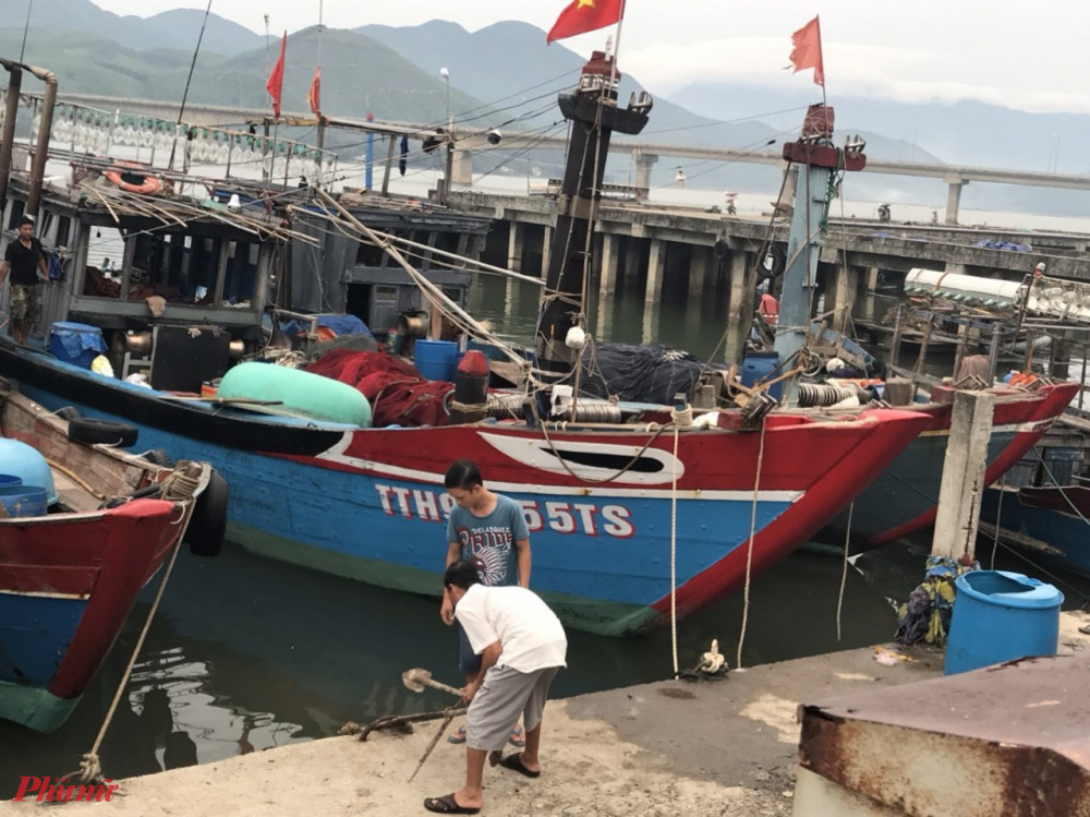 Ngư dân xã Vinh Hiền đưua tàu thuyền vào neo đậu gần cảng cả đến tránh bão