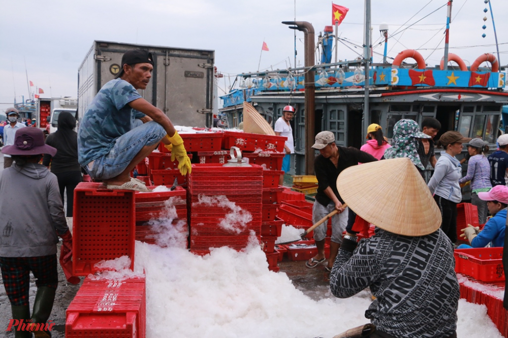 Tính đến 13 giờ chiều chòn 27 chiếc thuyền cá đang trên đường vào cảng Thuận An để nhập hàng