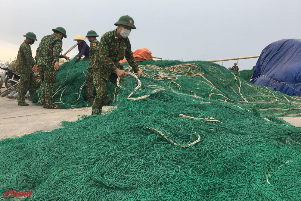 Bộ đôi Biên phòng đảo Cồn Cỏ giúp dân đưa ngư cụ vào bờ