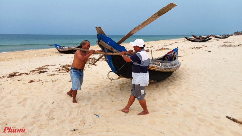 Người dân Thuận An gánh thuyền vào bờ 