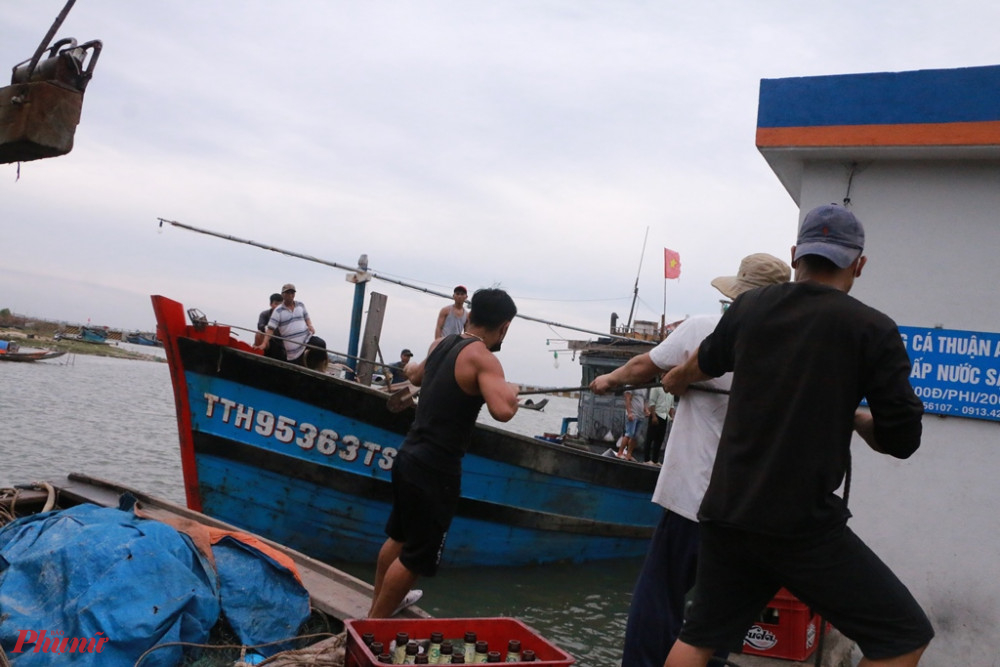 Đưa thuyền vào trú bão ở  cảng Thuận An