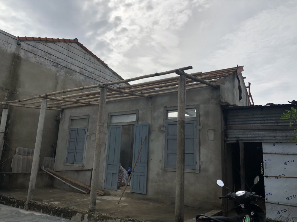 Một căn nhà ở thôn Vân Thê bị tốc mái hoàn toàn