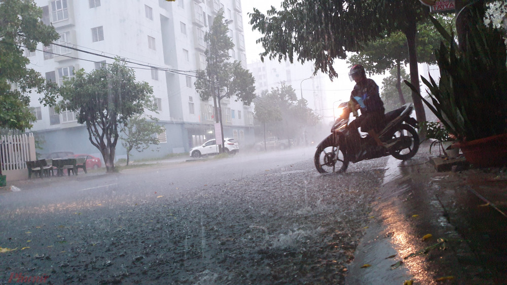 Mưa lớn kèm gió giật, sấm chớp kéo dài đến 7g sáng nay