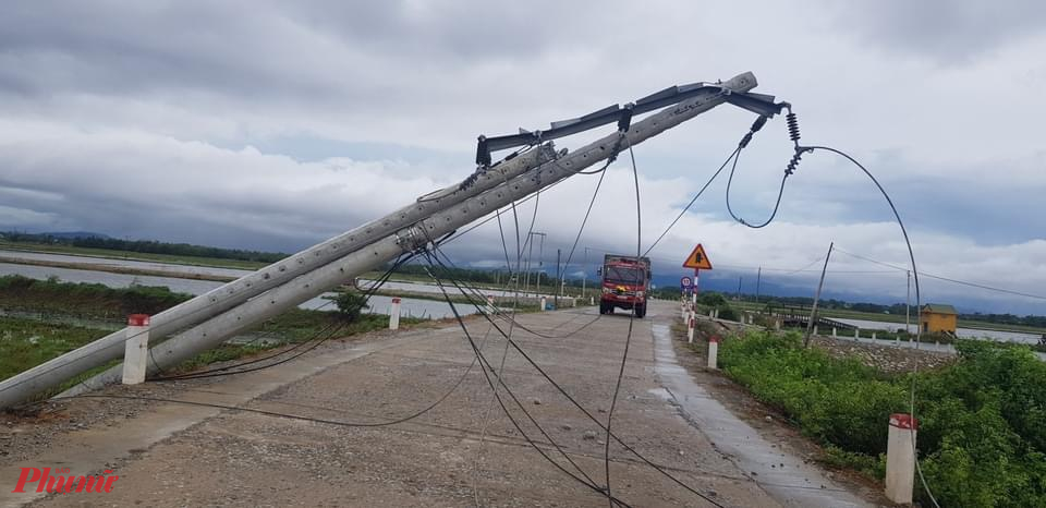 Cột điện ở Thừa Thiên-Huế gãy đổ do bão số 5