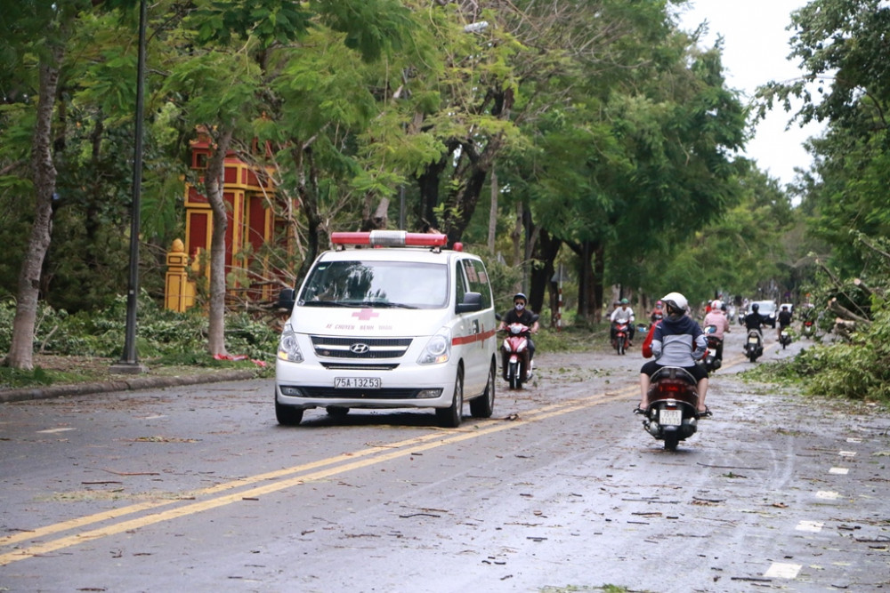 Trên đường  Trần Hưng Đạo xe cứu thương đưa ngừoi bị nhà sập nhanh chống vào  bệnh  viện cấp cứu