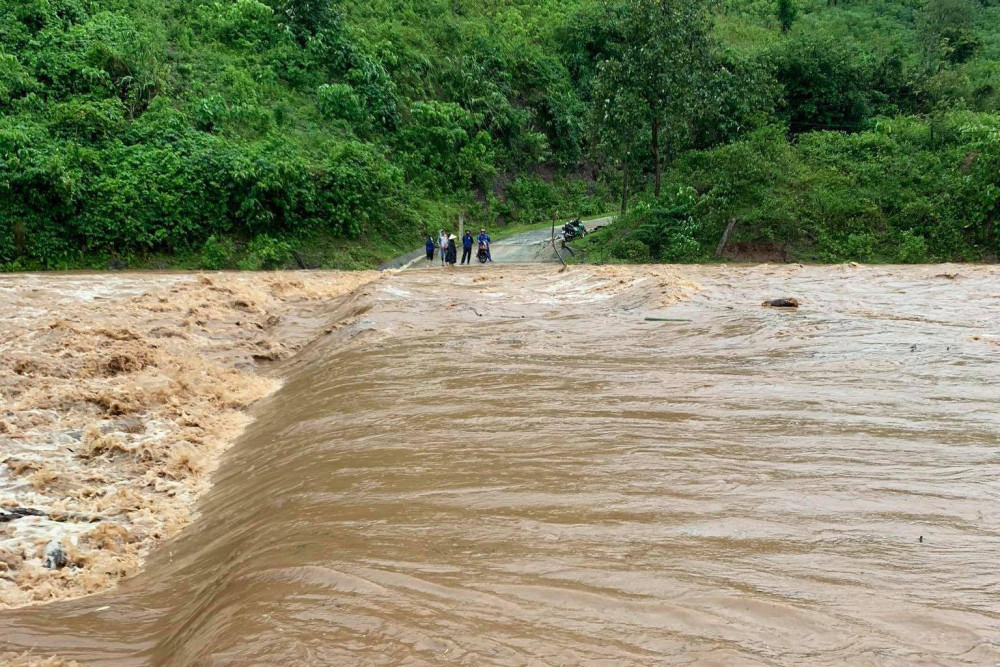 Đường vào xã A Vao, huyện Dakrông, tỉnh Quảng Trị bị nước lũ chia cắt
