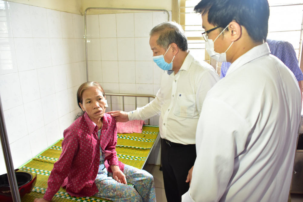 Ông Phan Ngọc Thọ- Chủ tịch UBND tỉnh Thừa Thiên - Huế thăm hỏi, động viên những người bị thương do bão số 5 đăng điều trị tại Bệnh viện đa khoa thị xã Hương Thủy
